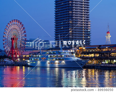 神戶港馬賽克大摩天和黃昏觀光船協奏曲 89936050
