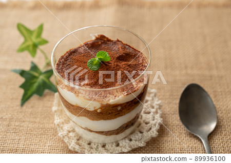 Tiramisu made with drained yogurt Tiramisu made with drained yogurt 89936100