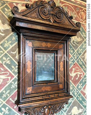 一面小舊鏡子和精緻的木雕裝飾 一面小舊鏡子和精緻的木雕裝飾 89937508