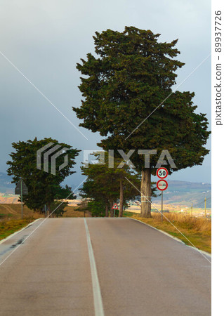 Way Mountain view of the city of Abruzzo, Italy 89937726
