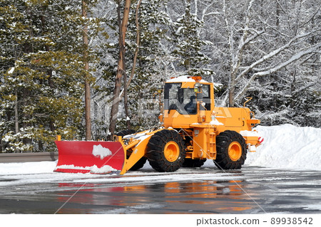 Snowplow wheel loader in heavy snowfall area 89938542