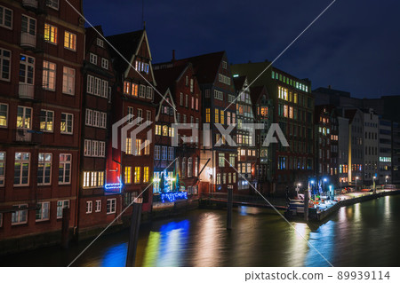 Old town of Hamburg, night view Old town of Hamburg, night view 89939114