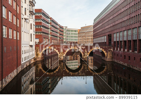 Old bridge of the Speicherstadt, Hamburg 89939115
