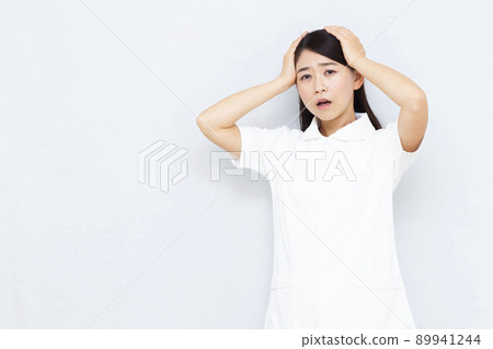 三十多歲的女護士抱著她的頭 89941244