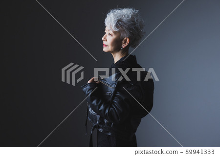 騎手夾克的灰髮女人 89941333