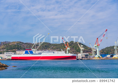 (Setouchi Innoshima) Large vessel entering the dock and inspecting (Setouchi Innoshima) Large vessel entering the dock and inspecting 89941742