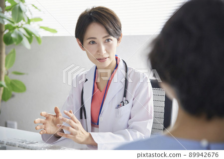 Female doctor interviewing 89942676