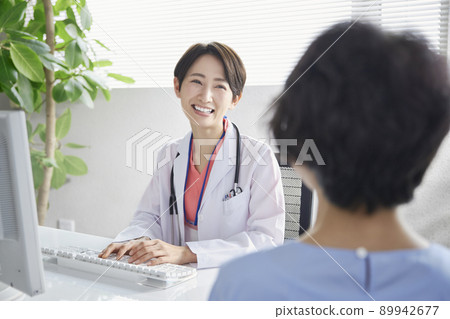 Female doctor interviewing 89942677