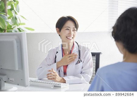 Female doctor interviewing 89942684