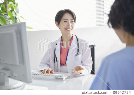 Female doctor interviewing 89942754