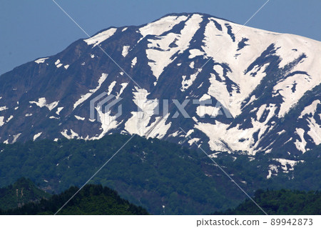 Tadami Town, Fukushima Prefecture, taking a picture of Mt. Asakusa with the remaining snow with a telephoto lens 89942873