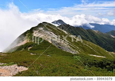從大天所山到約能山的山路山脊線上的雲朵 89943079