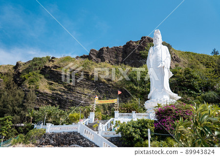Great cliffs and beautiful beach  on Ly Son Island, Quang Ngai Province, Vietnam 89943824
