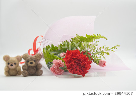 Bouquet and bear Bouquet and bear 89944107