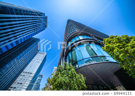 摩天大樓/常盤橋塔=日本東京“五福橋”十字路口前的大手町 89944131