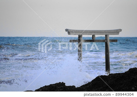 波濤洶湧的大海中的牌坊 波濤洶湧的大海中的牌坊 89944304