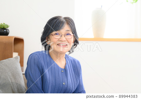 年邁的祖母 89944383