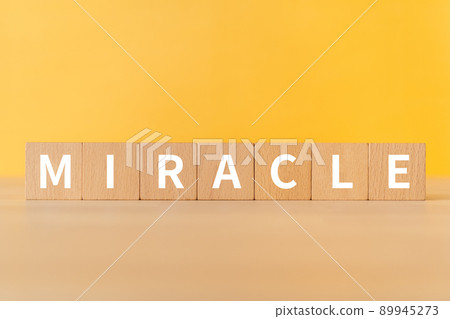 奇蹟和奇蹟的形象 | 上面寫著“MIRACLE”的積木 奇蹟和奇蹟的形象 | 上面寫著“MIRACLE”的積木 89945273