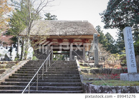 五層寶塔妙善寺入口處的山門佐渡島新潟縣 五層寶塔妙善寺入口處的山門佐渡島新潟縣 89945276