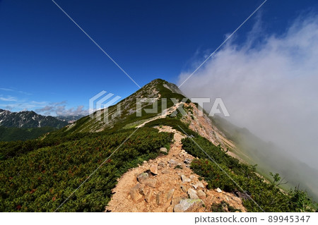 接近通往大天照山頂的山路山脊線的雲 89945347