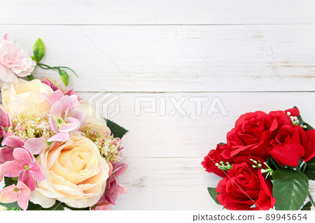 一束玫瑰和繡球花和一束紅玫瑰 89945654