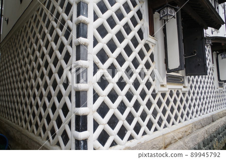 Namako wall (Namako wall) One of the traditional Japanese house construction methods found in the city of Matsumoto Namako wall (Namako wall) One of the traditional Japanese house construction methods found in the city of Matsumoto 89945792