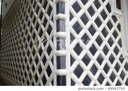 Namako wall (Namako wall) One of the traditional Japanese house construction methods found in the city of Matsumoto Namako wall (Namako wall) One of the traditional Japanese house construction methods found in the city of Matsumoto 89945793