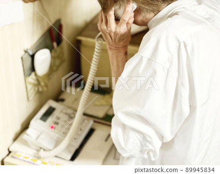 老婦人接聽固定電話 老婦人接聽固定電話 89945834