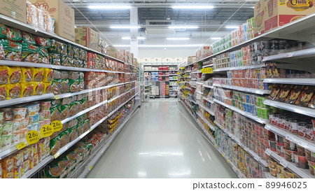 Many types of instant noodles in supermarket 89946025