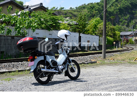 我騎摩托車遊覽的鄉村鐵軌 89946630