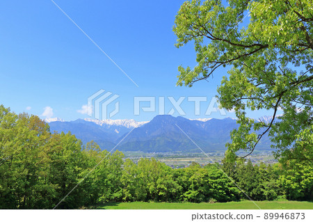 5月從山腳看到的安曇野北阿爾卑斯山 89946873