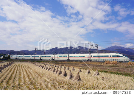 Romancecar VSE nearing the end of regular service running with Oyama in the background Romancecar VSE nearing the end of regular service running with Oyama in the background 89947528