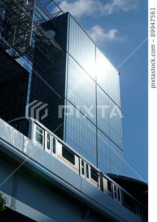 Yurikamome (7300 series) that runs coolly in the cityscape while receiving sunlight 89947561