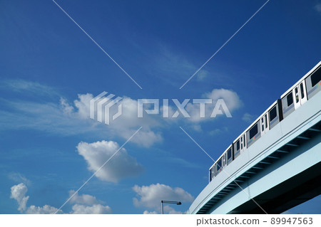 Yurikamome running against the clear blue sky (7300 series) 89947563