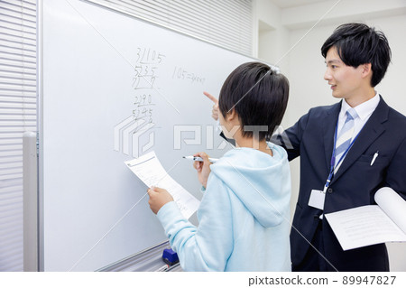 Cram school whiteboard 89947827