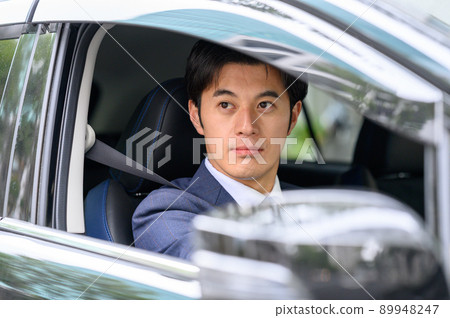 Male businessman driving a car 89948247