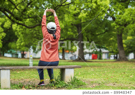 舒展在公園的一個少婦 舒展在公園的一個少婦 89948347