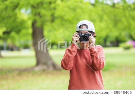 公園裡拿著相機的女人 公園裡拿著相機的女人 89948406
