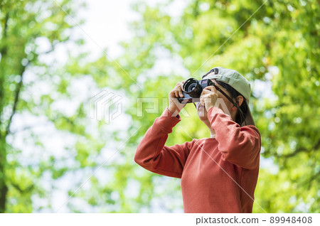 公園裡拿著相機的女人 公園裡拿著相機的女人 89948408