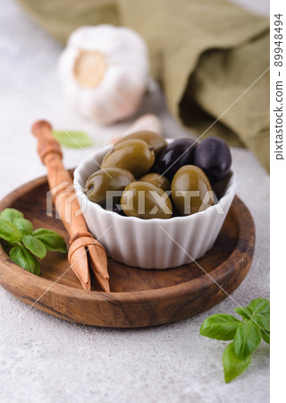 Bowl with Greek green and black olives 89948494