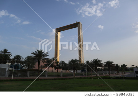 Dubai frame 89949385