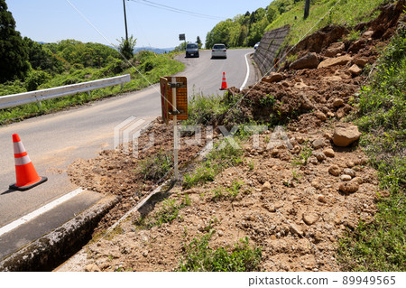 Landslide road, one-sided traffic 89949565