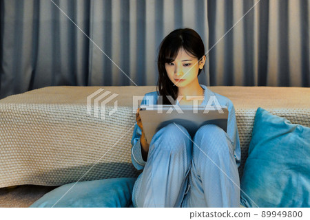 晚上穿著睡衣工作的女設計師 晚上穿著睡衣工作的女設計師 89949800