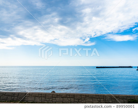 Beautiful view of the Sea of Japan in early summer: The sky and the sea at the boundary between dynamic clouds and sunny weather 89950001