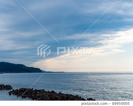初夏日本海美景：動態雲層與晴天交界處的天空和大海 89950005
