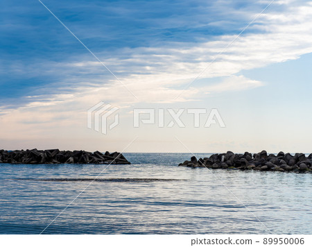 初夏日本海美景:動態雲層與晴天交界處的天空和大海 初夏日本海美景:動態雲層與晴天交界處的天空和大海 89950006