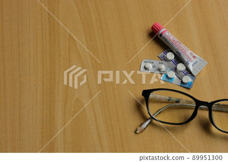 Oral medications and topical medications Oral medications and topical medications 89951300
