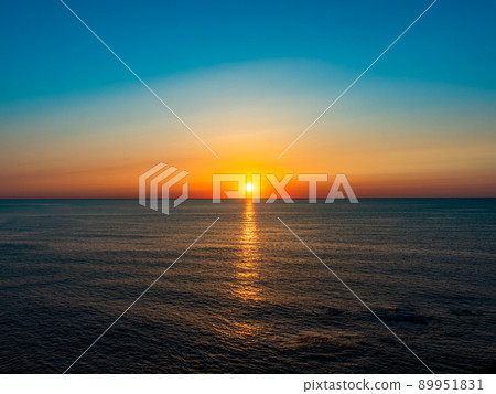 日本海美麗的初夏日落 從小野立公園看到的美麗日落 日本海美麗的初夏日落 從小野立公園看到的美麗日落 89951831