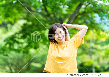 舒展以新鮮的綠色的少婦 舒展以新鮮的綠色的少婦 89952188