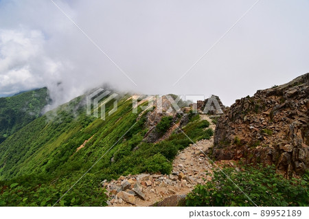 雲湧向從大天所山到椿山的垂直跑道 雲湧向從大天所山到椿山的垂直跑道 89952189